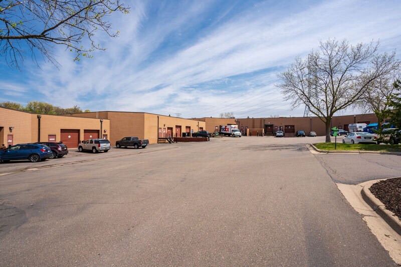 6121 Baker Rd, Minnetonka, MN à louer - Photo du bâtiment - Image 2 de 8