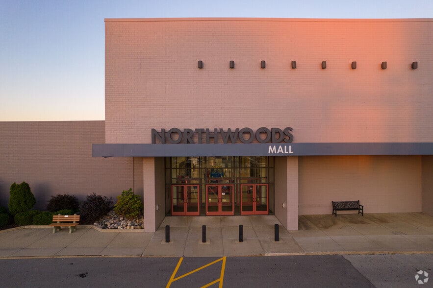 2200 W War Memorial Dr, Peoria, IL for lease - Building Photo - Image 3 of 8