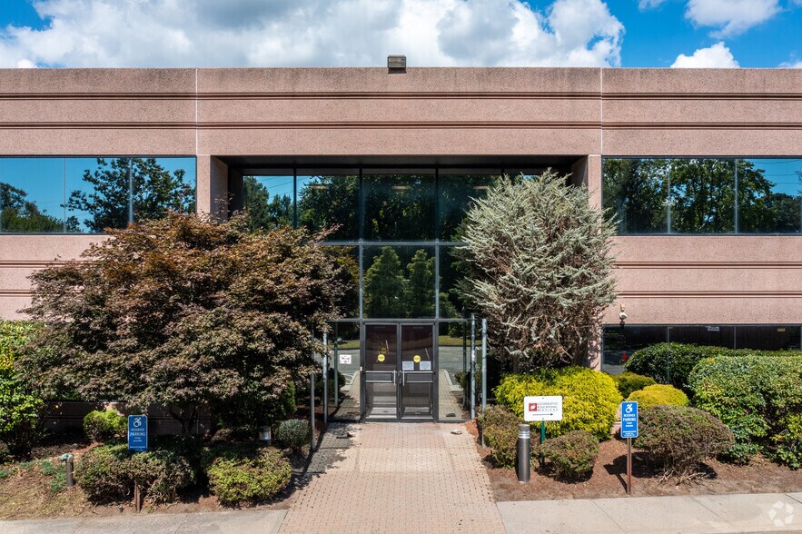 7 Cambridge Dr, Trumbull, CT à louer - Photo du bâtiment - Image 3 de 13