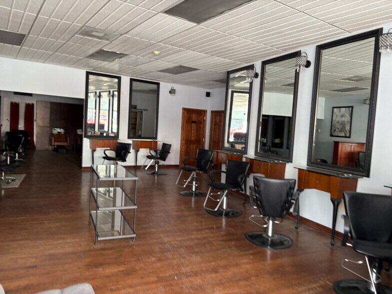 200 E Main St, Mount Kisco, NY à louer - Photo du bâtiment - Image 3 de 10