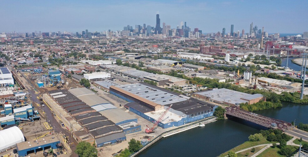 2550 S Ashland Ave, Chicago, IL à louer - Photo du bâtiment - Image 1 de 1