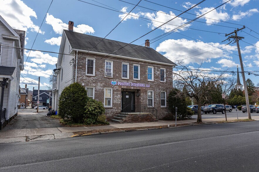 811 Monroe St, Stroudsburg, PA à louer - Photo du bâtiment - Image 2 de 42
