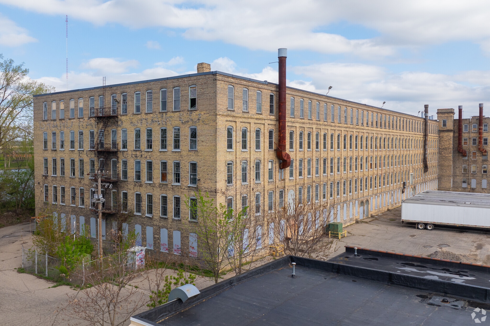 1661 Monroe Ave NW, Grand Rapids, MI à vendre Photo du bâtiment- Image 1 de 10