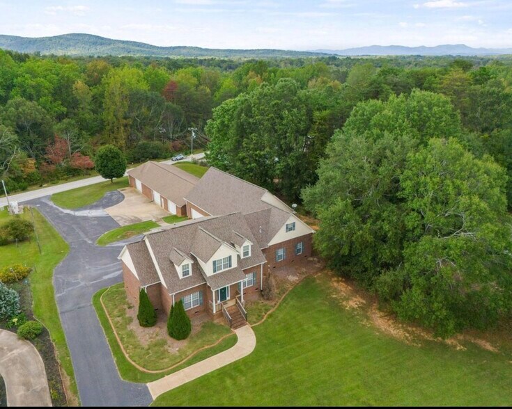 37 E Mountain Creek Rd, Greenville, SC à louer - Photo du bâtiment - Image 2 de 2