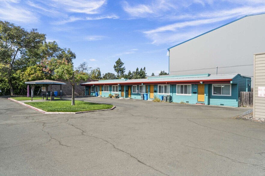 1015 S A St, Santa Rosa, CA à vendre - Photo du bâtiment - Image 2 de 17