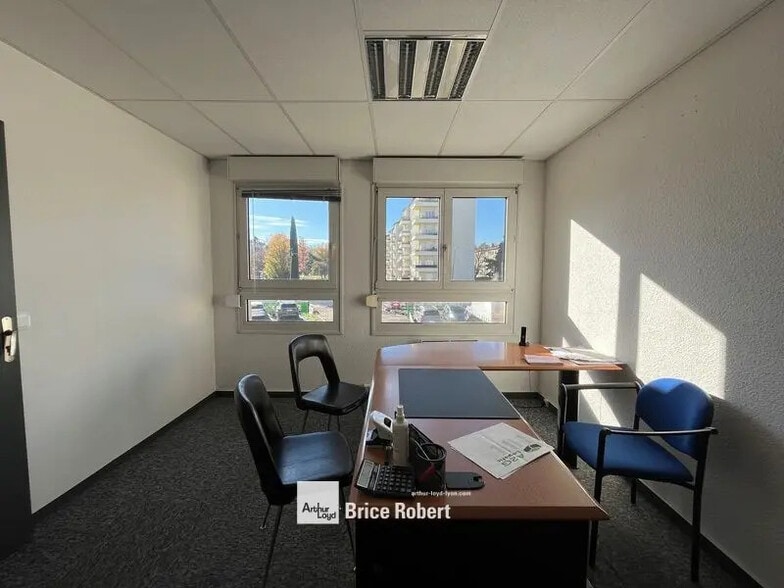 Office in Vénissieux for lease - Building Photo - Image 2 of 6