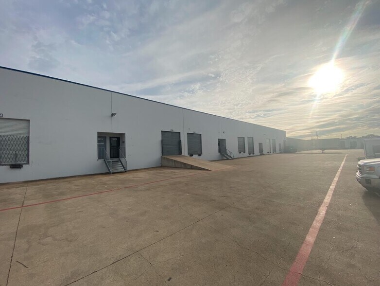 5848-5884 E Berry St, Fort Worth, TX for lease - Building Photo - Image 2 of 20