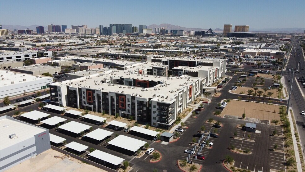 5050 W Russell Rd, Las Vegas, NV à louer - Photo du bâtiment - Image 2 de 9