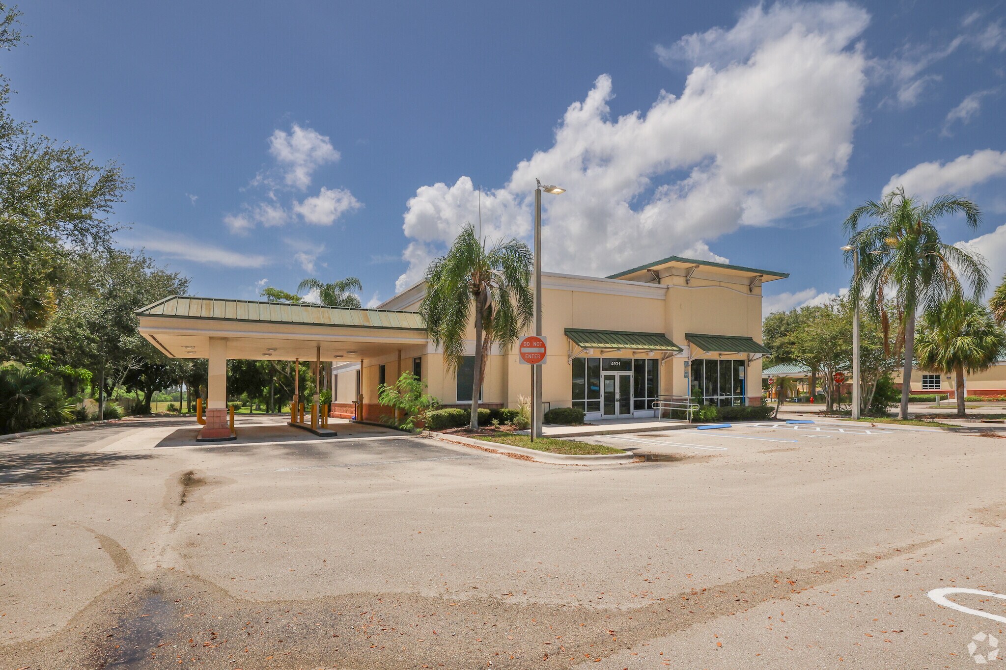 4931 S Military Trl, Green Acres, FL à vendre Photo du bâtiment- Image 1 de 34