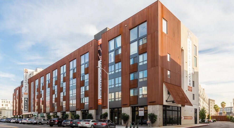 950 E 3rd St, Los Angeles, CA à louer - Photo du bâtiment - Image 3 de 8