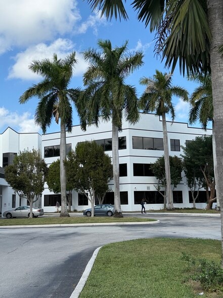 1905 Clint Moore Rd, Boca Raton, FL for lease - Building Photo - Image 2 of 4