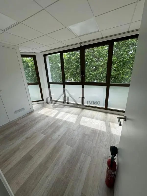 Retail in Le Perreux-sur-Marne for lease Interior Photo- Image 1 of 10