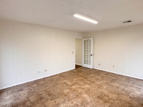 1624 Greenbriar Pl, Oklahoma City, OK for lease Interior Photo- Image 2 of 7