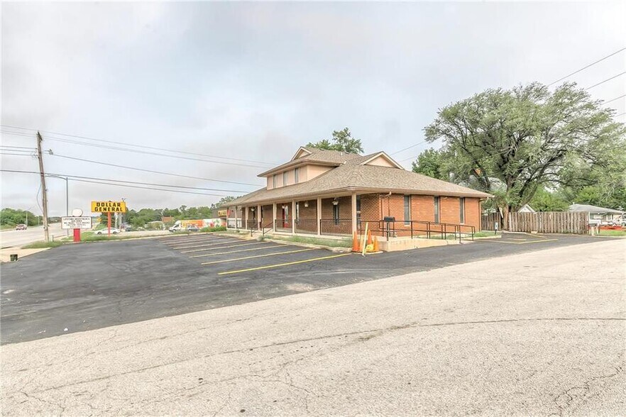 4 W Monroe St, Buckner, MO à vendre - Photo du bâtiment - Image 1 de 37