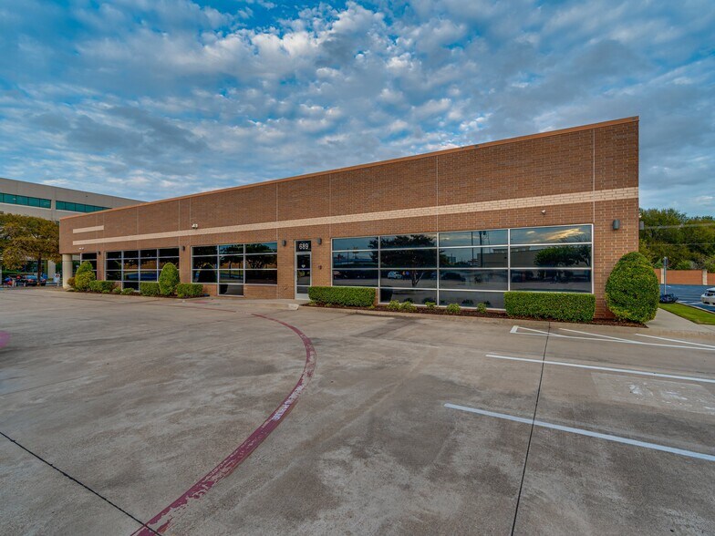 689 Airport Fwy, Hurst, TX à louer - Photo du bâtiment - Image 2 de 19