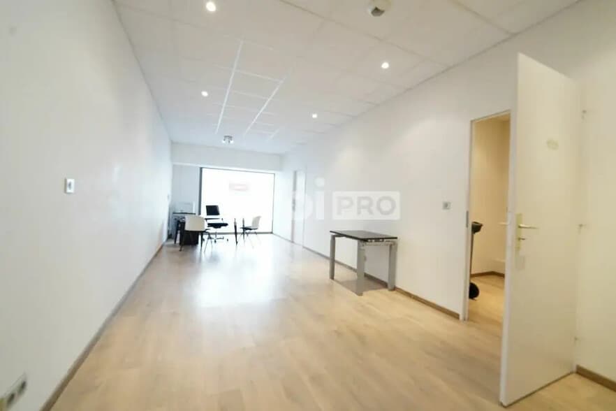 Office in Lozanne for lease - Interior Photo - Image 3 of 6