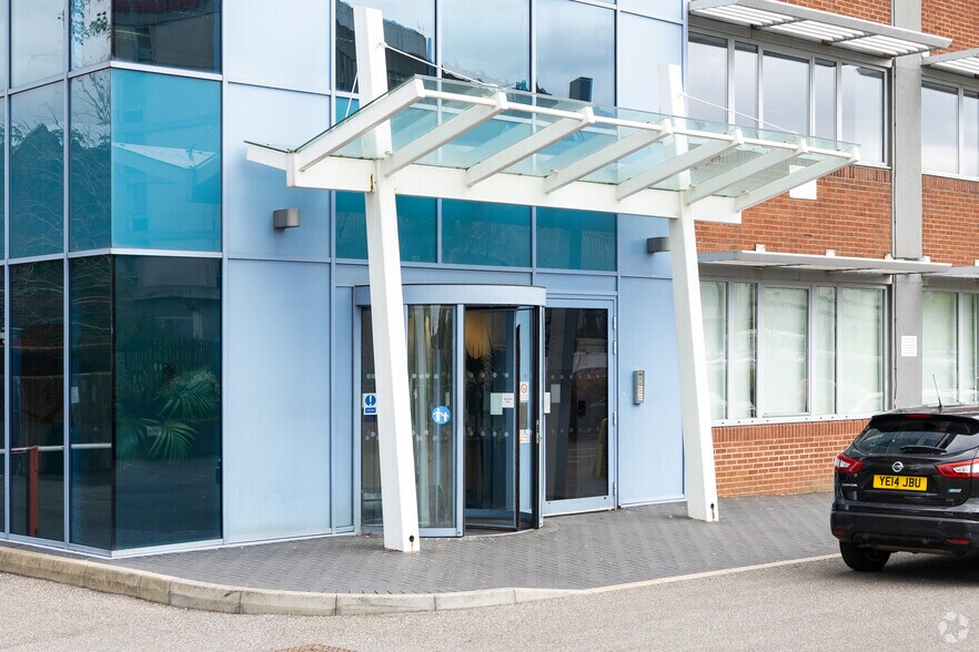 Station Way, Crawley for lease - Building Photo - Image 2 of 3