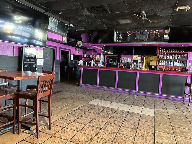 Plus de détails pour 840 Secretary Dr, Arlington, TX - Commerce de détail à louer
