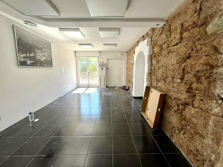 Retail in Les Arcs for lease - Interior Photo - Image 1 of 7