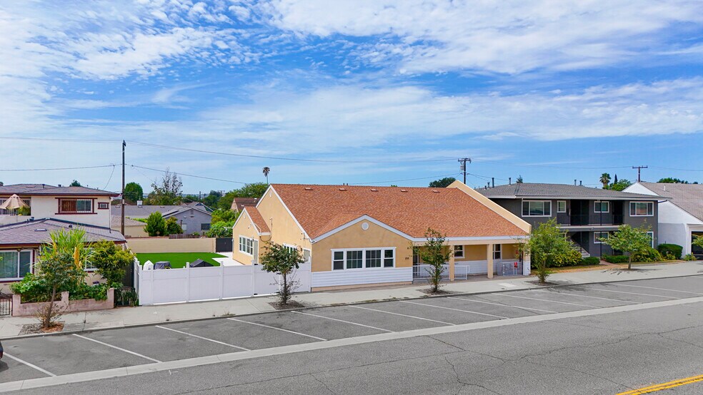 208 W Fairview Ave, San Gabriel, CA for lease - Building Photo - Image 1 of 25