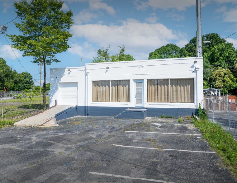 2709 N Tryon St, Charlotte, NC à louer - Photo du bâtiment - Image 1 de 4