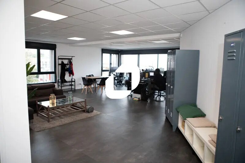 Office in Bagnolet for lease - Interior Photo - Image 2 of 10