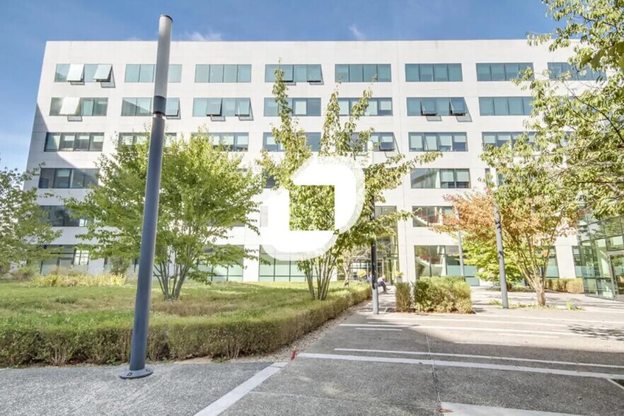 Bureau dans Noisy-le-Grand à louer - Photo du bâtiment - Image 2 de 5