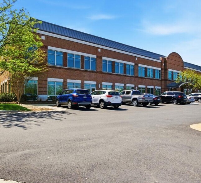 21351 Gentry Dr, Sterling, VA à vendre - Photo du bâtiment - Image 3 de 18