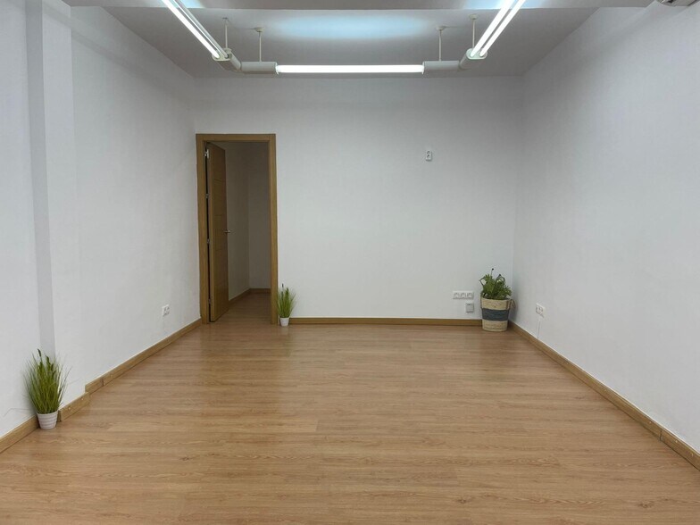 Retail in Córdoba for lease - Building Photo - Image 2 of 8