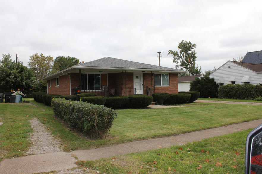 428 Bell Ave, Elyria, OH for sale - Primary Photo - Image 1 of 3