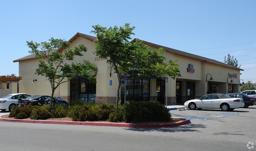 32065 Temecula Pky, Temecula, CA for lease - Primary Photo - Image 1 of 3