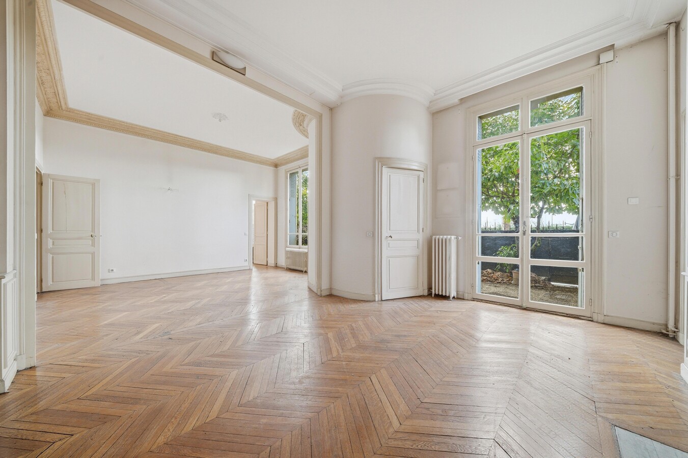 Paris, PAR 75016 - - - Interior Photo - Image 1 of 7