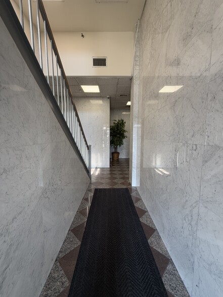 187-189 Sunrise Hwy, Rockville Centre, NY for lease - Lobby - Image 3 of 4