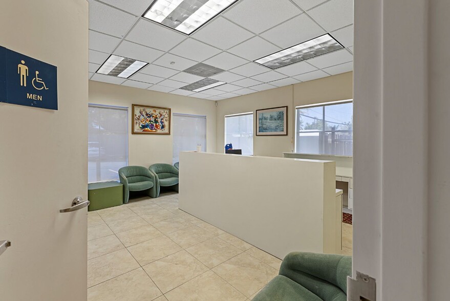 100 E Commercial Blvd, Fort Lauderdale, FL for lease - Building Photo - Image 2 of 7