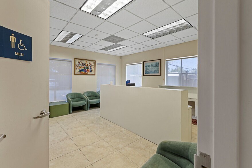 100 E Commercial Blvd, Fort Lauderdale, FL à louer - Photo du bâtiment - Image 2 de 7