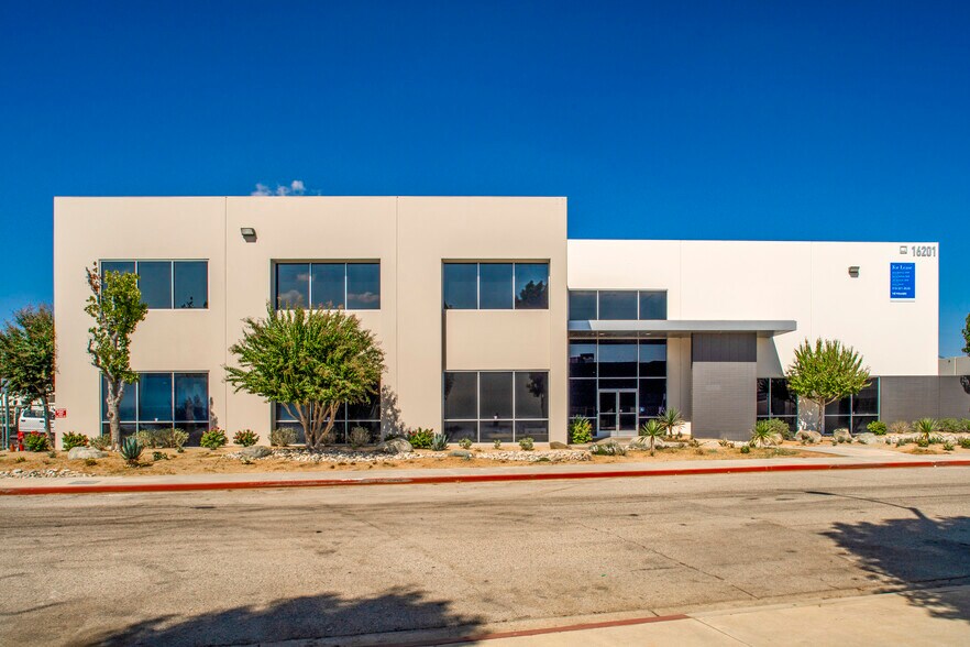 8045 Woodley Ave, Van Nuys, CA à louer - Photo du bâtiment - Image 2 de 18