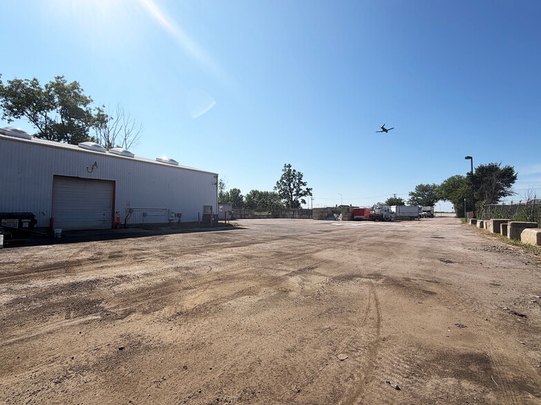2029 W North Ave, West Chicago, IL for lease - Building Photo - Image 3 of 8