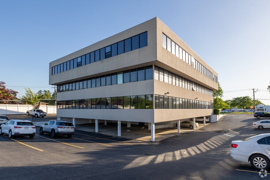 990 Westbury Rd, Westbury, NY for sale - Building Photo - Image 3 of 24