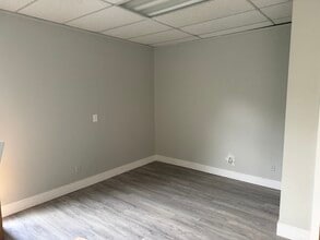 8835 SW Canyon Ln, Portland, OR for lease Interior Photo- Image 2 of 3