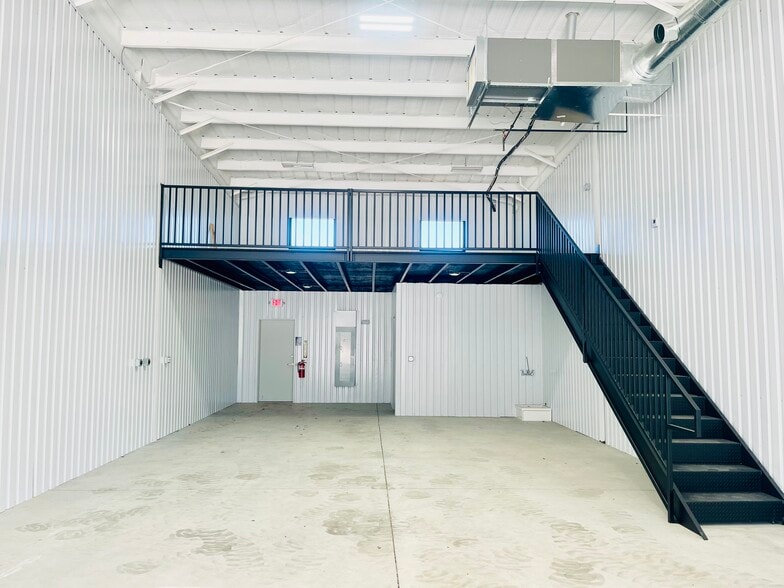 12432 Road Runner Ln, Oklahoma City, OK for lease - Building Photo - Image 3 of 19