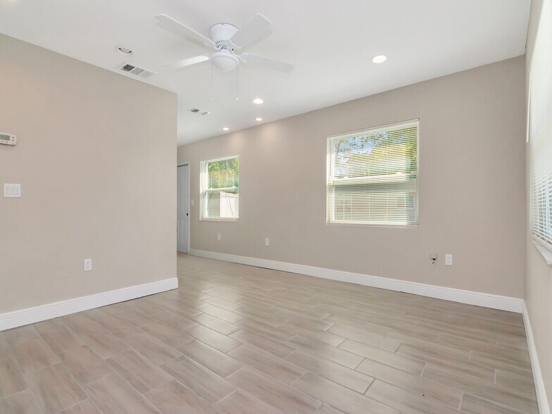 Bradenton Duplex's portefeuille de 4 propriétés à vendre sur LoopNet.ca - Photo intérieure - Image 2 de 162