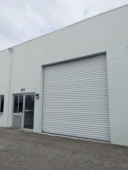 26 Hangar Way, Watsonville, CA for lease - Building Photo - Image 3 of 5