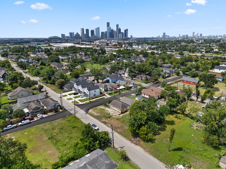 2417 Lee St, Houston, TX à vendre - Photo du bâtiment - Image 2 de 6