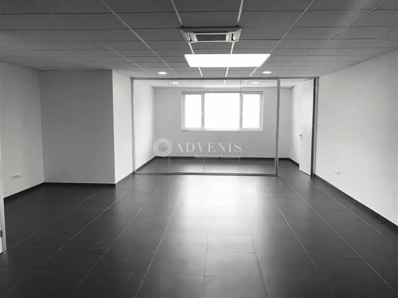 Office in Roncq for lease - Interior Photo - Image 3 of 4