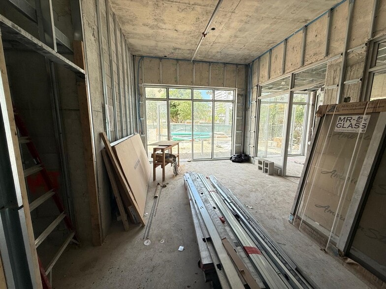 650 SW 1st St, Miami, FL à louer - Photo du bâtiment - Image 2 de 11