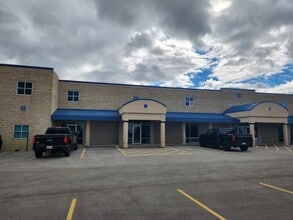 1833 Executive Dr, Oconomowoc, WI for lease Building Photo- Image 1 of 7