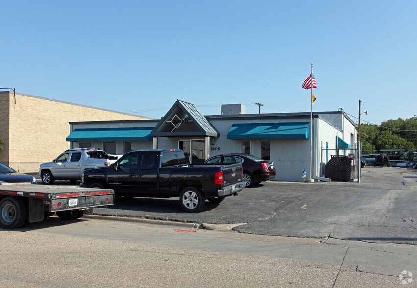 1206 Tappan Cir, Carrollton, TX for lease - Building Photo - Image 2 of 2