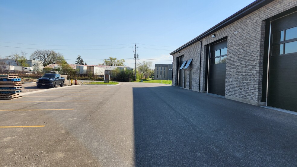 2110 Fasan Dr, Tecumseh, ON à louer - Photo du bâtiment - Image 2 de 9