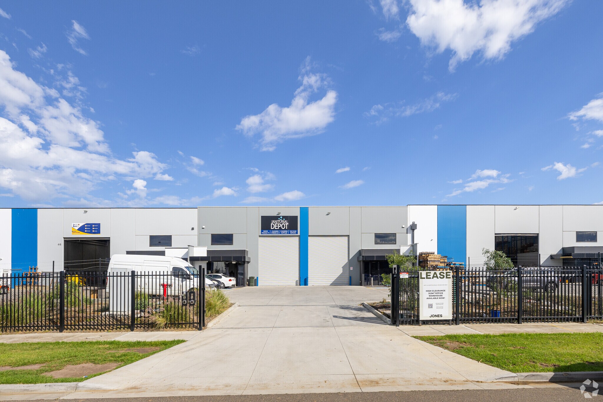44 Whitfield Bvd, Cranbourne West for lease Primary Photo- Image 1 of 4