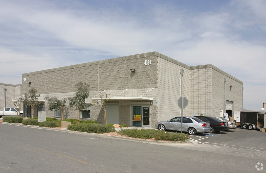 4390 E Alexander Rd, Las Vegas, NV à vendre - Photo du bâtiment - Image 2 de 6